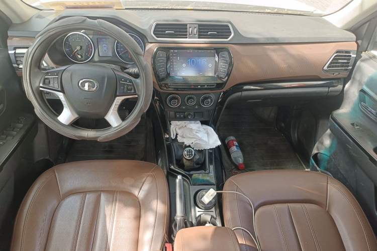 Used Great Wall Wingle 6 2017 2.4L Gasoline Two-Wheel Drive Elite Version 4G69 Center Console