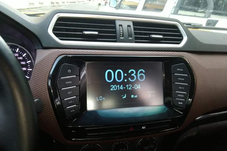 Used Great Wall Wingle 6 2017 2.0T Diesel Two-Wheel Drive Elite Version 4D20B Audio And AC Panel