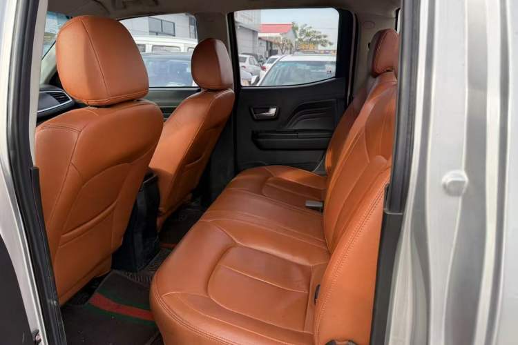 Used Great Wall Wingle 7 2019 2.0T Diesel Two-Wheel Drive Value Edition China VI Standard Big Double Cab GW4D20M Interior 3