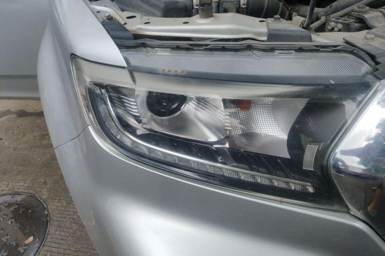 Used Great Wall Wingle 7 2018 2.0T Two-Wheel Drive Elite Version Big Double 4D20D Right Front Headlight