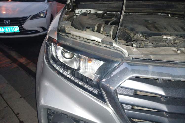 Used Great Wall Wingle 7 2018 2.0T Two-Wheel Drive Elite Version Big Double 4D20D Right Front Headlight