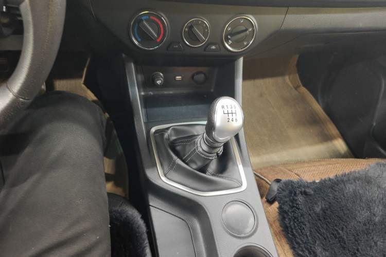 Used Great Wall Wingle 7 2019 2.0T Diesel Two-Wheel Drive Value Edition China VI Standard Big Double Cab GW4D20M Gear Lever