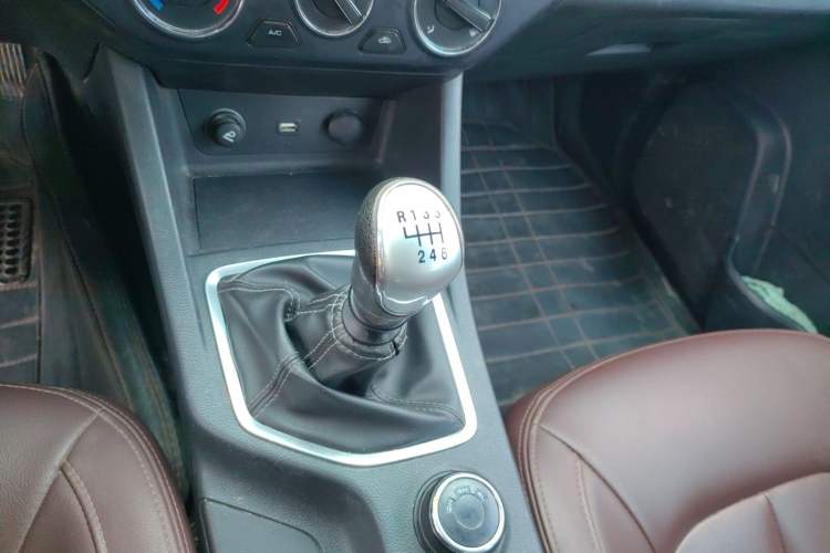 Used Great Wall Wingle 7 2019 2.0T Diesel 4x4 Elite Version China VI Standard Big Double Cab – GW4D20M Gear Lever