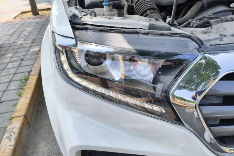Used Great Wall Wingle 7 2019 2.0T Gasoline Two-Wheel-Drive Elite Version China VI Standard Small Double Cabin GW4C20B Right Front Headlight