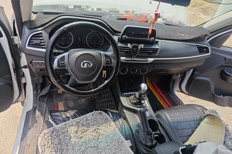 Used Great Wall Wingle 7 2021 2.0T Diesel Two-Wheel Drive Value Edition Big Double GW4D20M Center Console