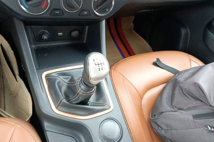Used Great Wall Wingle 7 2022 2.0T Diesel Two-Wheel Drive Practical Version Big Double Cab GW4D20M Gear Lever