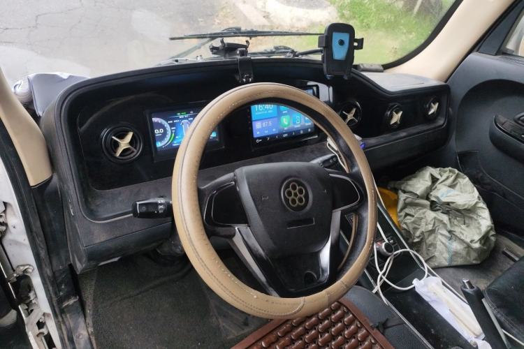 Used Guangtong Auto makeup Logistics Vehicle  Center Console