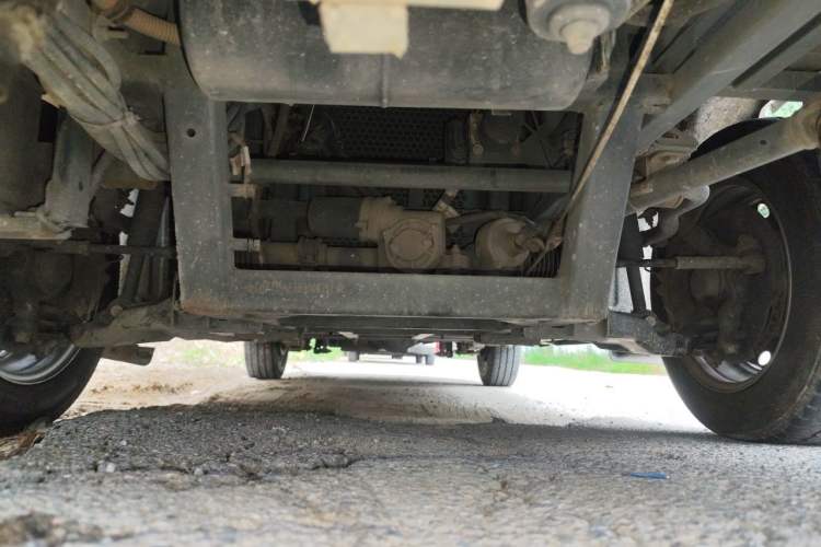 Used Guangtong Auto makeup Logistics Vehicle  Chassis Front
