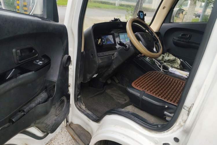 Used Guangtong Auto makeup Logistics Vehicle  Driver Seat