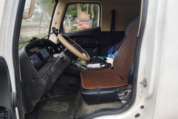 Used Guangtong Auto makeup Logistics Vehicle  Left Front Seat