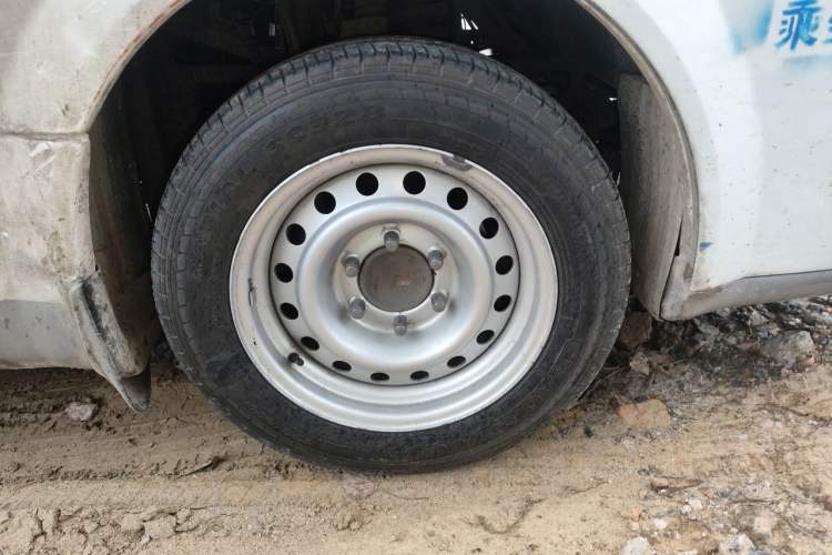 Used Guangtong Auto makeup Logistics Vehicle  Right Front Wheel Hub