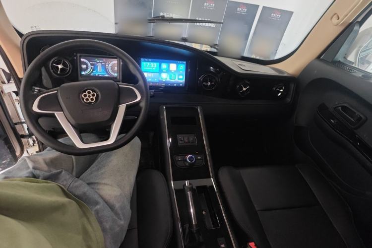 Used Guangtong Auto makeup Logistics Vehicle 2024 3.1T 2-Seater 4.99-Meter All-Electric Closed Cargo Van with 41.86 kWh Center Console
