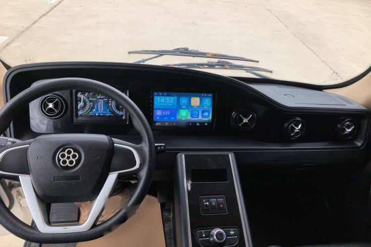 Used Guangtong Auto makeup Logistics Vehicle 2024 3.1T 2-Seater 4.99-Meter All-Electric Closed Cargo Van with 41.86 kWh Center Console