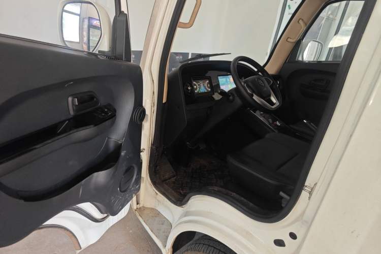 Used Guangtong Auto makeup Logistics Vehicle 2024 3.1T 2-Seater 4.99-Meter All-Electric Closed Cargo Van with 41.86 kWh Driver Seat