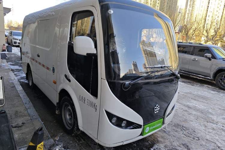 Used Guangtong Auto makeup Logistics Vehicle 2024 3.1T 2-Seater 4.99-Meter All-Electric Closed Cargo Van with 41.86 kWh Exterior 2