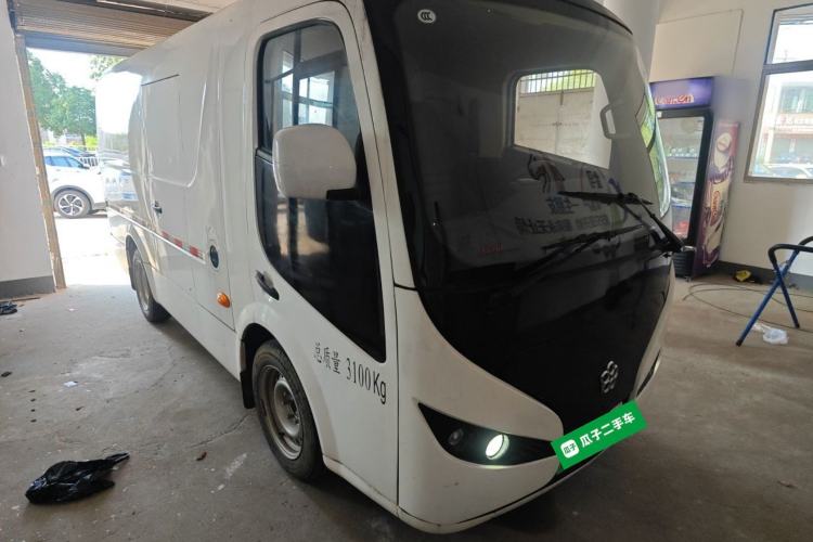 Used Guangtong Auto makeup Logistics Vehicle 2024 3.1T 2-Seater 4.99-Meter All-Electric Closed Cargo Van with 41.86 kWh Front Right 45 Deg