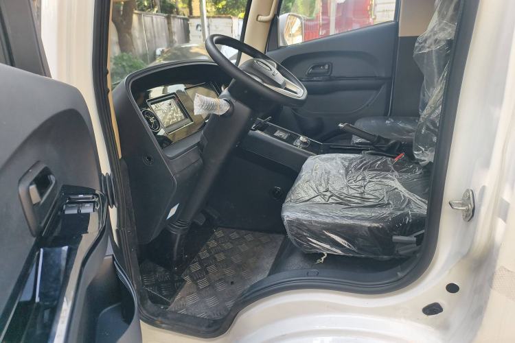 Used Guangtong Auto makeup Logistics Vehicle 2024 3.1T 2-Seater 4.99-Meter All-Electric Closed Cargo Van with 41.86 kWh Interior 1
