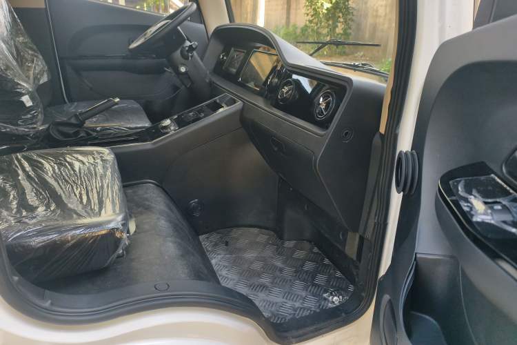 Used Guangtong Auto makeup Logistics Vehicle 2024 3.1T 2-Seater 4.99-Meter All-Electric Closed Cargo Van with 41.86 kWh Interior 2
