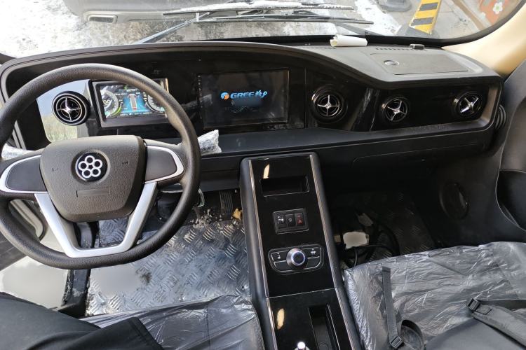Used Guangtong Auto makeup Logistics Vehicle 2024 3.1T 2-Seater 4.99-Meter All-Electric Closed Cargo Van with 41.86 kWh Interior 2