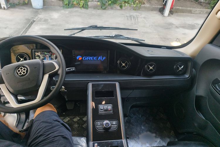Used Guangtong Auto makeup Logistics Vehicle 2024 3.1T 2-Seater 4.99-Meter All-Electric Closed Cargo Van with 41.86 kWh Interior 3