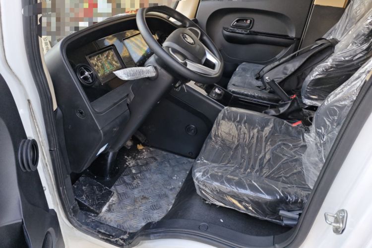 Used Guangtong Auto makeup Logistics Vehicle 2024 3.1T 2-Seater 4.99-Meter All-Electric Closed Cargo Van with 41.86 kWh Interior 3