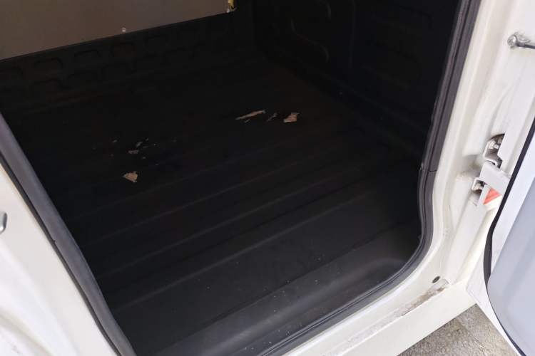Used Guangtong Auto makeup Logistics Vehicle 2024 3.1T 2-Seater 4.99-Meter All-Electric Closed Cargo Van with 41.86 kWh Interior 4