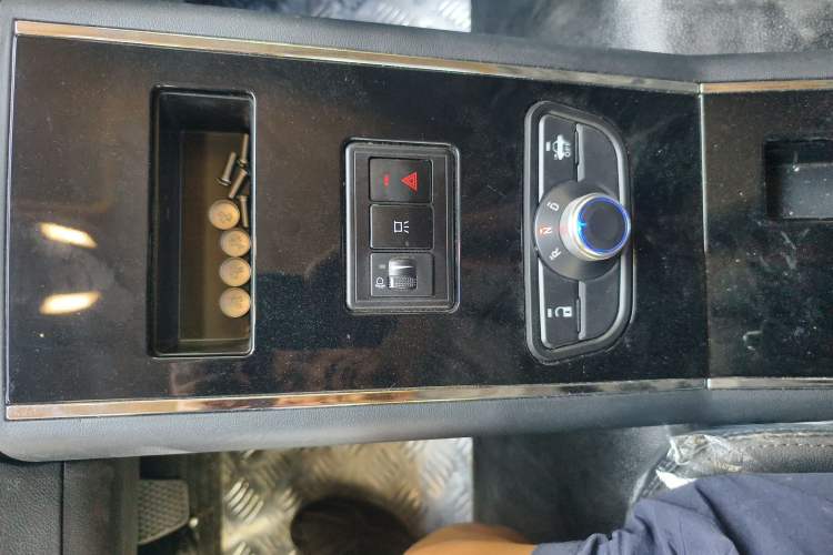 Used Guangtong Auto makeup Logistics Vehicle 2024 3.1T 2-Seater 4.99-Meter All-Electric Closed Cargo Van with 41.86 kWh Interior 6