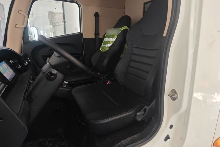 Used Guangtong Auto makeup Logistics Vehicle 2024 3.1T 2-Seater 4.99-Meter All-Electric Closed Cargo Van with 41.86 kWh Left Front Seat