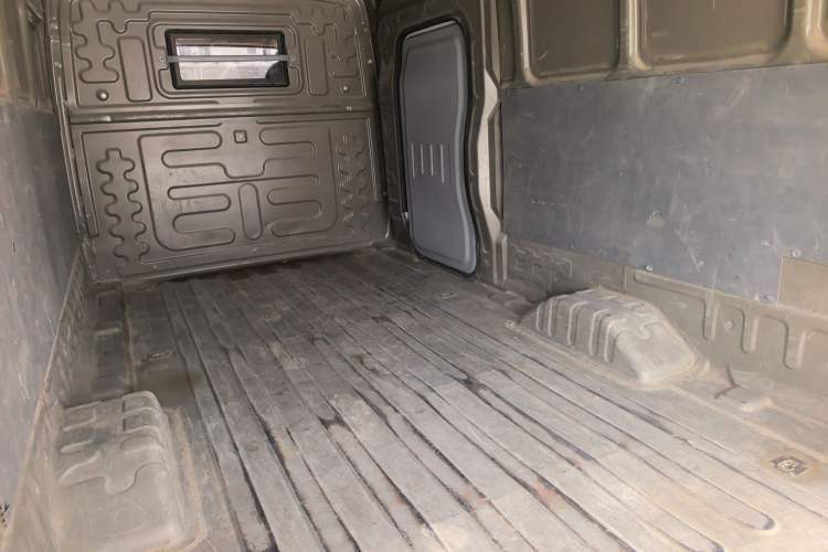 Used Guangtong Auto makeup Logistics Vehicle 2024 3.1T 2-Seater 4.99-Meter All-Electric Closed Cargo Van with 41.86 kWh Left Rear Seat