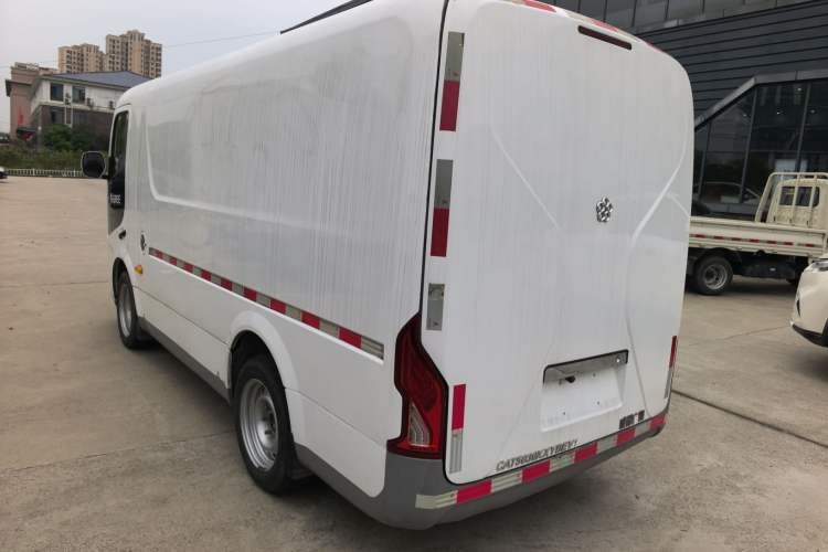 Used Guangtong Auto makeup Logistics Vehicle 2024 3.1T 2-Seater 4.99-Meter All-Electric Closed Cargo Van with 41.86 kWh Rear Left 45 Deg