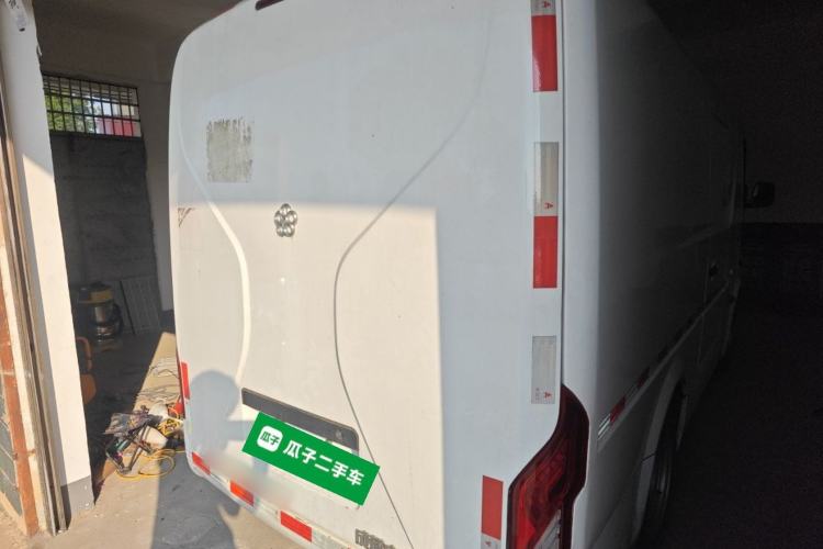 Used Guangtong Auto makeup Logistics Vehicle 2024 3.1T 2-Seater 4.99-Meter All-Electric Closed Cargo Van with 41.86 kWh Rear Right 45 Deg
