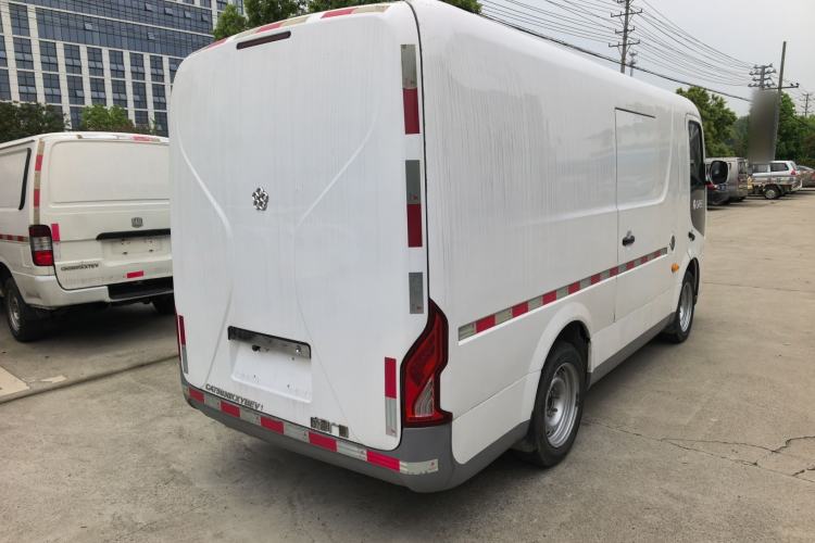 Used Guangtong Auto makeup Logistics Vehicle 2024 3.1T 2-Seater 4.99-Meter All-Electric Closed Cargo Van with 41.86 kWh Rear Right 45 Deg