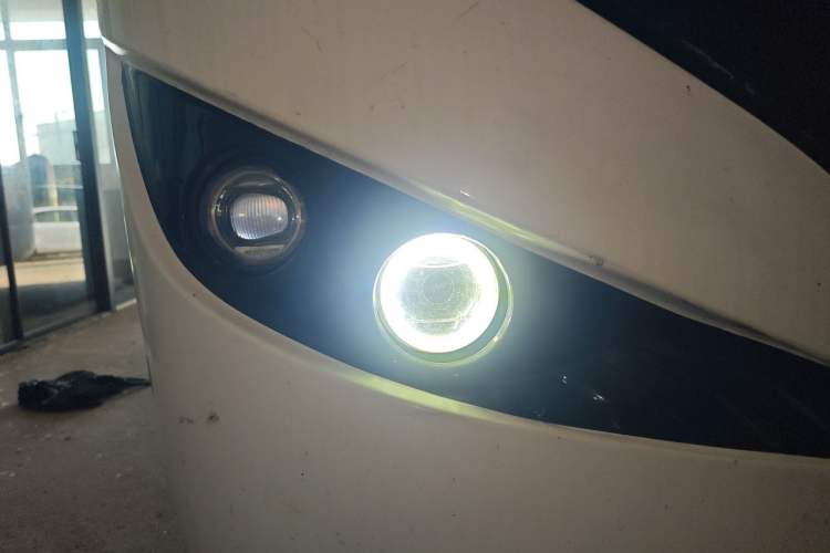 Used Guangtong Auto makeup Logistics Vehicle 2024 3.1T 2-Seater 4.99-Meter All-Electric Closed Cargo Van with 41.86 kWh Right Front Headlight