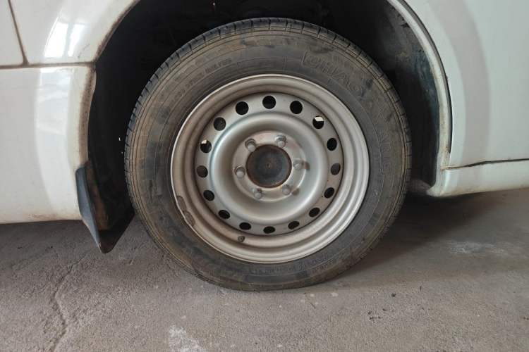 Used Guangtong Auto makeup Logistics Vehicle 2024 3.1T 2-Seater 4.99-Meter All-Electric Closed Cargo Van with 41.86 kWh Right Front Wheel Hub
