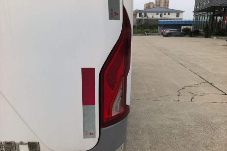 Used Guangtong Auto makeup Logistics Vehicle 2024 3.1T 2-Seater 4.99-Meter All-Electric Closed Cargo Van with 41.86 kWh Right Rear Taillight