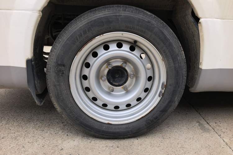 Used Guangtong Auto makeup Logistics Vehicle 2024 3.1T 2-Seater 4.99-Meter All-Electric Closed Cargo Van with 41.86 kWh Right Rear Wheel Hub
