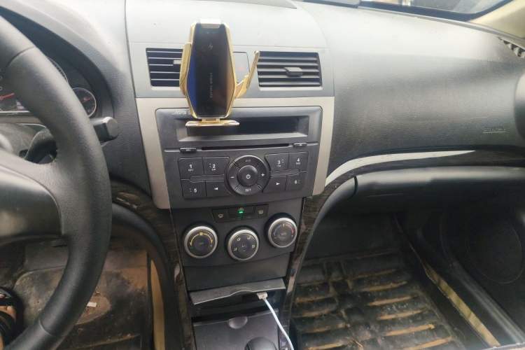 Used Haima Fumei 2011 1.6L Automatic Luxury Edition Audio And AC Panel