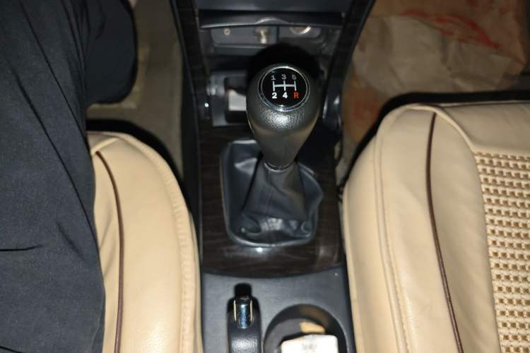 Used Haima Fumei 2011 1.6L Manual Comfort Edition Gear Lever