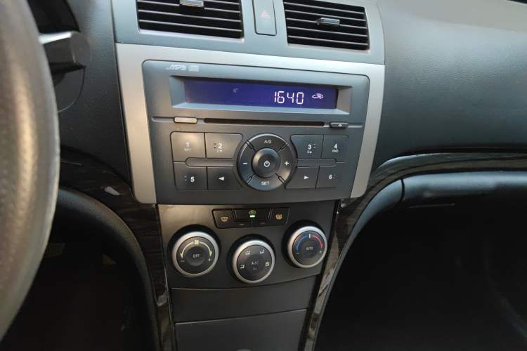 Used Haima Fumei 2011 1.6L Manual Luxury Edition Audio And AC Panel