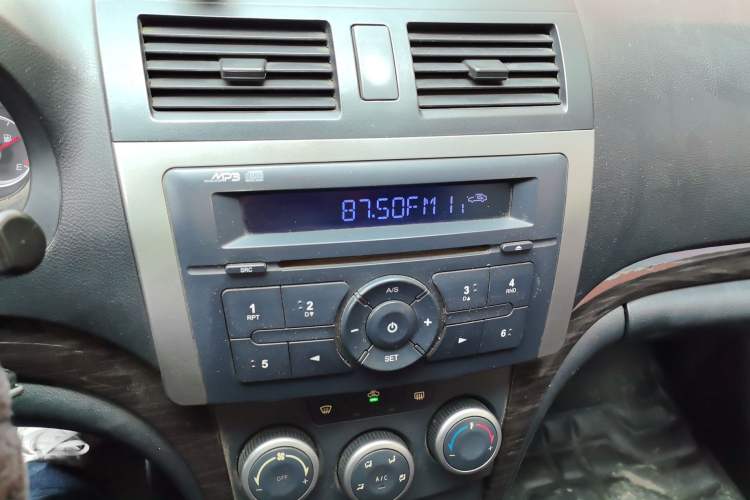 Used Haima Fumei 2011 1.6L Automatic Comfort Edition Audio And AC Panel