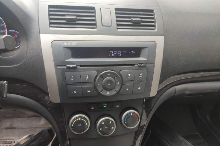 Used Haima Fumei 2012 Sedan 1.6L Manual Fashion Edition Audio And AC Panel