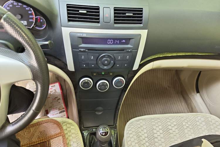 Used Haima Fumei 2012 Sedan 1.6L Manual Fashion Edition Audio And AC Panel