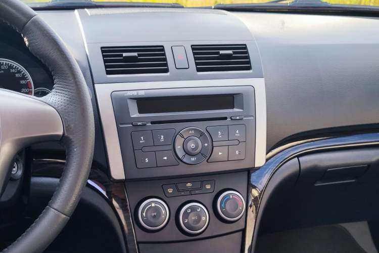 Used Haima Fumei 2012 Hatchback 1.6L Manual Fashion Edition Audio And AC Panel