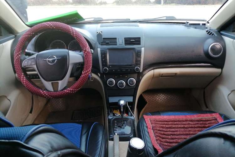 Used Haima Fumei 2012 Hatchback 1.6L Automatic Elite Edition Center Console