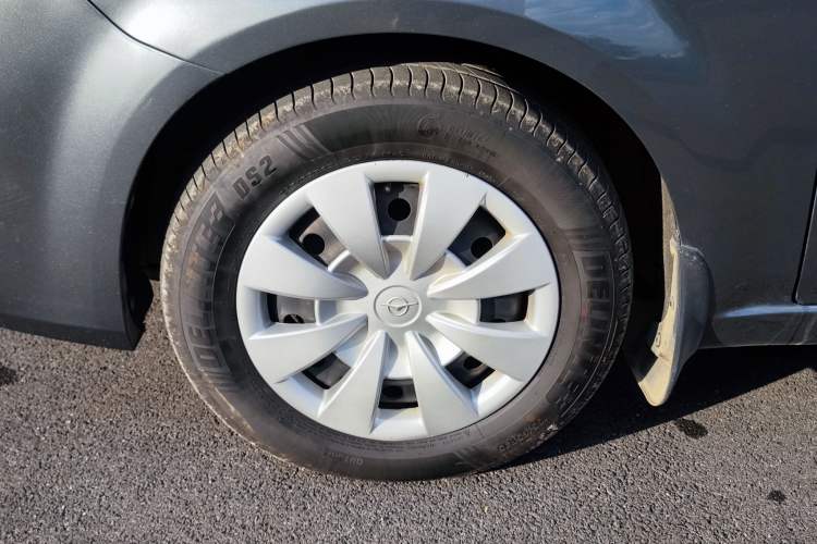 Used Haima Fumei 2012 Hatchback 1.6L Manual Fashion Edition Left Front Wheel Hub