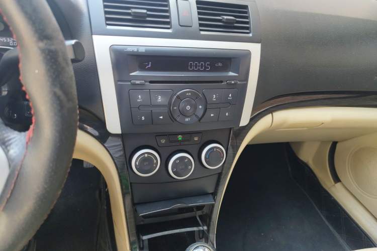 Used Haima Fumei 2012 Sedan 1.6L Manual Elite Edition Audio And AC Panel