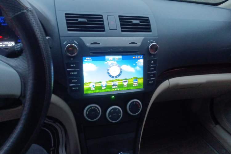 Used Haima Fumei 2012 Hatchback 1.6L Automatic Elite Edition Audio And AC Panel