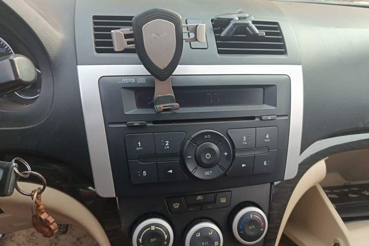 Used Haima Fumei 2012 Sedan 1.6L Manual Flagship Edition Audio And AC Panel