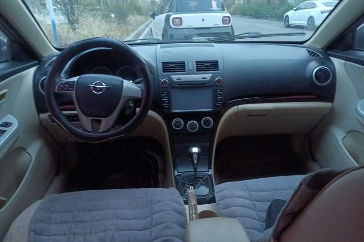 Used Haima Fumei 2012 Hatchback 1.6L Automatic Elite Edition Center Console