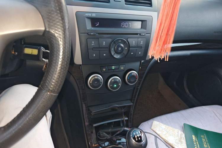 Used Haima Fumei 2013 Sedan 1.6L Manual Fashion Edition Audio And AC Panel